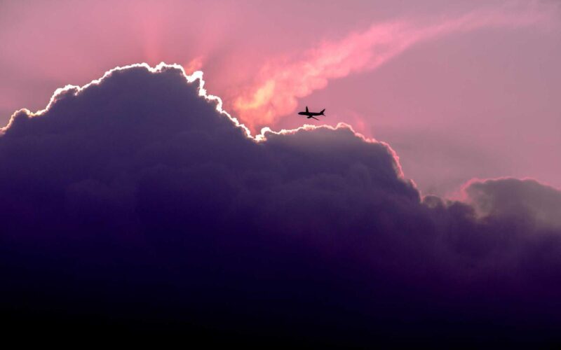 在一万米高空，看云被点亮的那三分钟